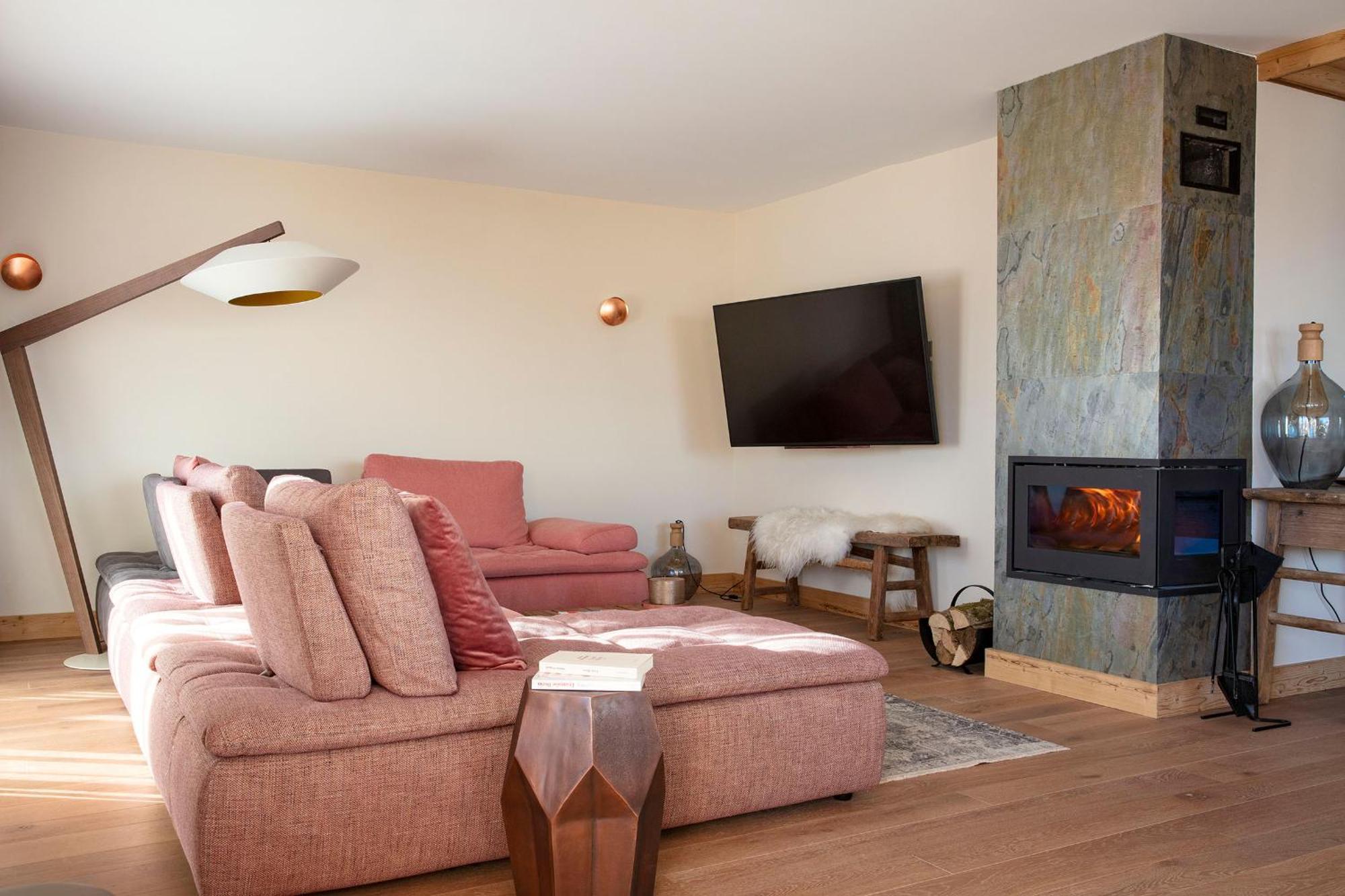 Hôtel Grandes Rousses Alpe d'Huez Exterior foto A living room with a fireplace